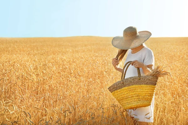 Beautiful Woman Wicker Bag Wheat Field Sunny Day — Stock Photo, Image