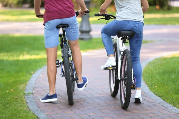 Pareja Joven Montando Bicicletas Parque —  Fotos de Stock