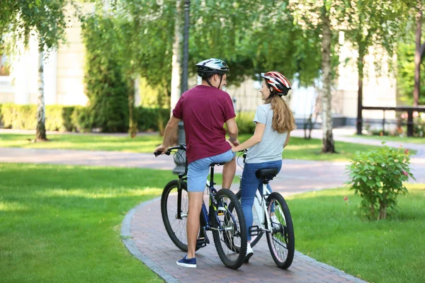 Jeune Couple Vélo Dans Parc — Photo