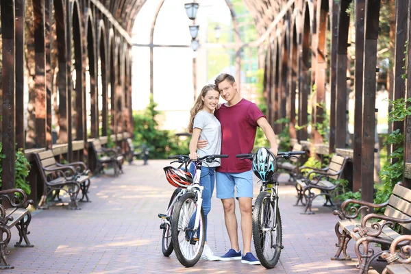 Jeune Couple Avec Vélos Dans Parc — Photo