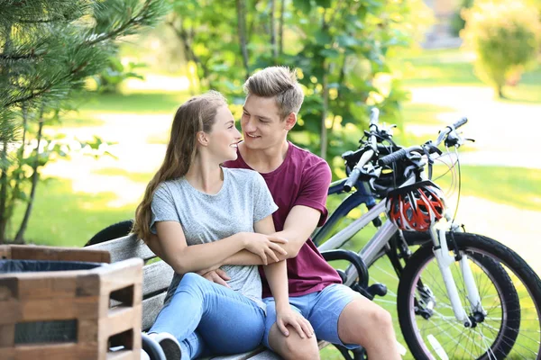 Genç çift Park'taki bisiklet sürme sonra dinlenme