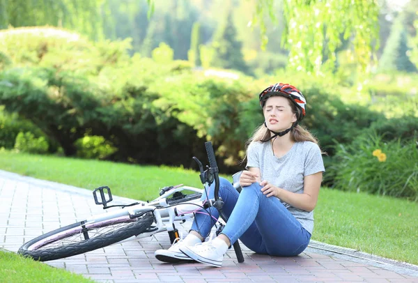 Genç Kadın Onun Bisiklet Park Kapalı Düşmüş — Stok fotoğraf