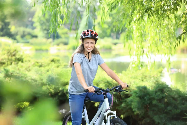 Mujer Joven Bicicleta Parque —  Fotos de Stock