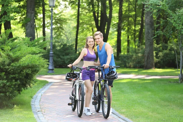 Jeune Couple Sportif Avec Vélos Dans Parc — Photo