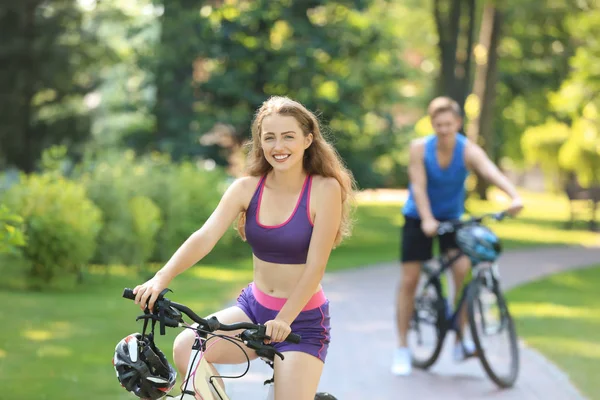 Jovem Mulher Andar Bicicleta Parque — Fotografia de Stock