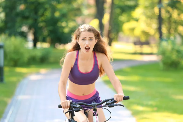 Genç Kadın Binicilik Bisiklet Park Korkuttu — Stok fotoğraf