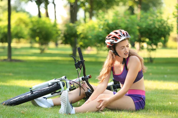 Jeune Femme Tombée Son Vélo Dans Parc — Photo