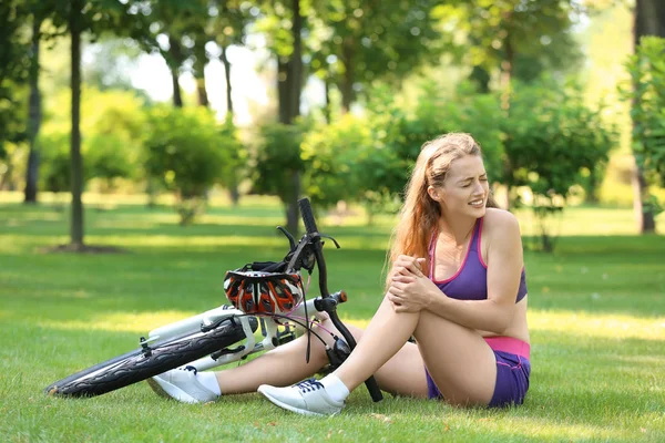 Молодая Женщина Упала Велосипеда Парке — стоковое фото