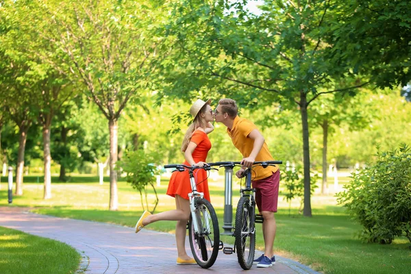 Jeune Couple Avec Vélos Marchant Dans Parc — Photo