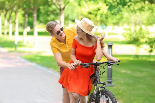 Bisiklet süren genç bir çift.