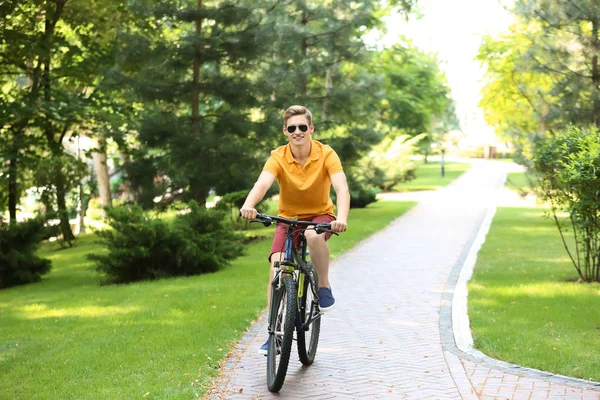 Joven Montar Bicicleta Parque —  Fotos de Stock