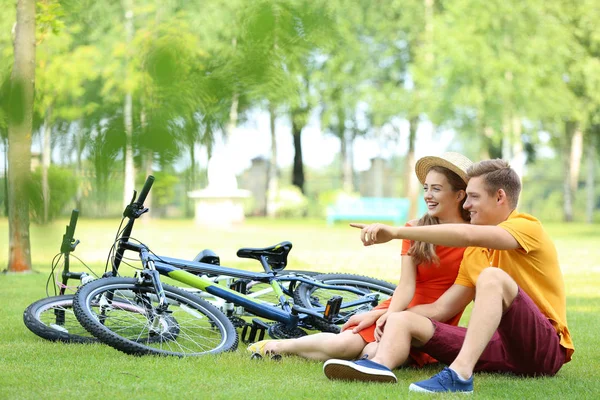 Jeune Couple Reposant Après Avoir Fait Vélo Dans Parc — Photo