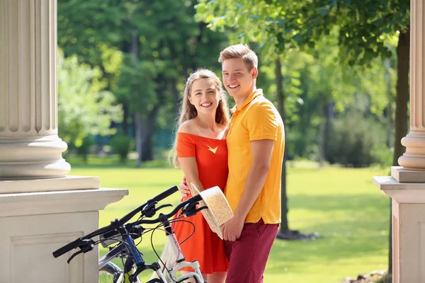 Jeune Couple Reposant Après Avoir Fait Vélo Dans Parc — Photo