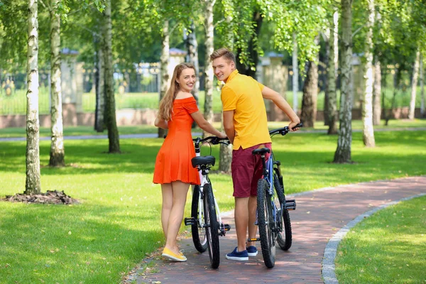 Jeune Couple Avec Vélos Marchant Dans Parc — Photo