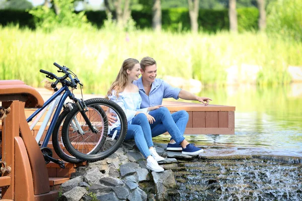 Jeune Couple Reposant Près Rivière Après Avoir Fait Vélo — Photo