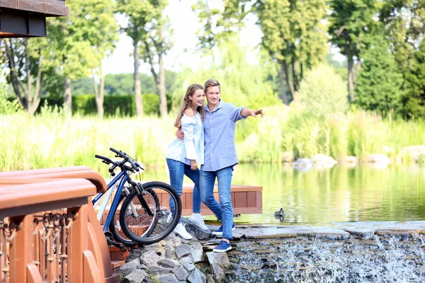 Jeune Couple Reposant Près Rivière Après Avoir Fait Vélo — Photo