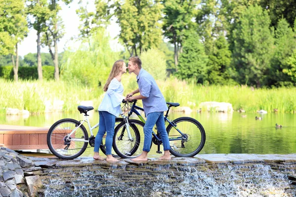 Jeune Couple Avec Vélos Marchant Près Rivière — Photo