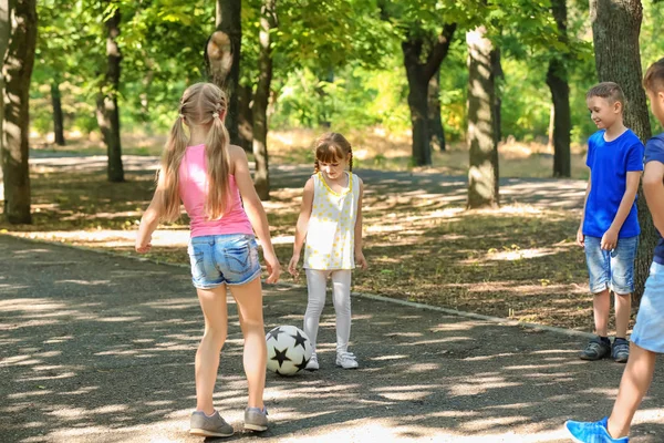 Carino Bambini Piccoli Che Giocano Con Palla Nel Parco — Foto Stock