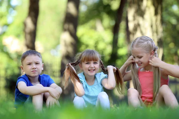 Niedliche Kleine Kinder Sitzen Auf Grünem Gras Park — Stockfoto