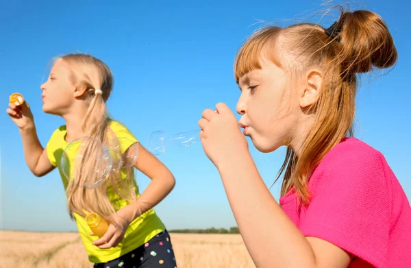 Gadis Kecil Yang Lucu Meniup Gelembung Sabun Hari Yang Cerah — Stok Foto