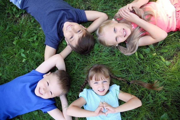 Niedliche Kleine Kinder Liegen Auf Grünem Gras Park Von Oben — Stockfoto