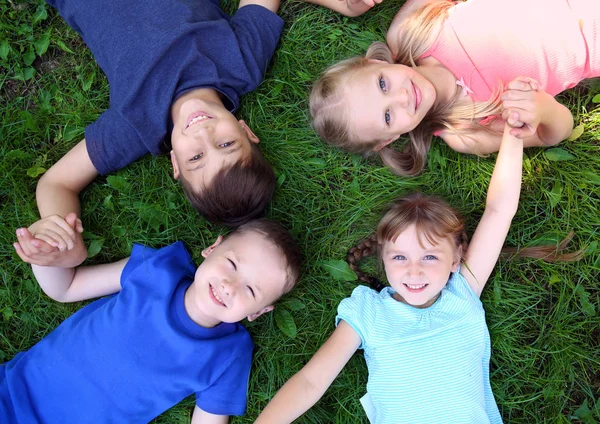 Niedliche Kleine Kinder Liegen Auf Grünem Gras Park Von Oben — Stockfoto