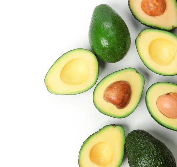 Verse Rijpe Avocado Witte Achtergrond Bovenaanzicht — Stockfoto