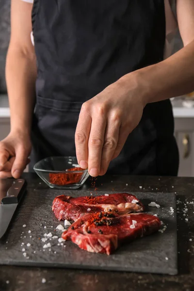 Man Preparing Meat Kitchen — Stock Photo, Image