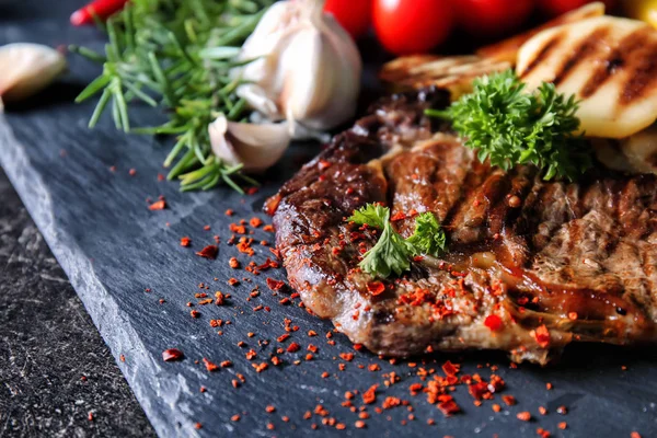 Sebze ve otlar kayrak plaka üzerinde lezzetli ızgara et