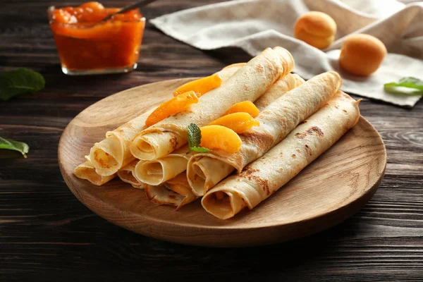 Plaka ile lezzetli gözleme ve kayısı ahşap tablo