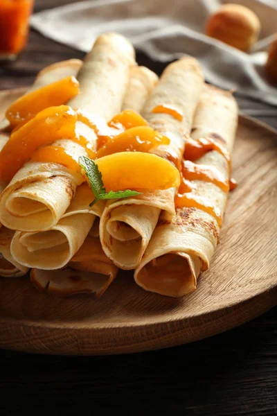 Lezzetli gözleme ve Kayısı reçeli tahta masada, closeup ile plaka