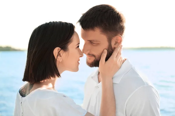 Nehir Kenarında Güneşli Günde Dinlenme Mutlu Güzel Çift — Stok fotoğraf