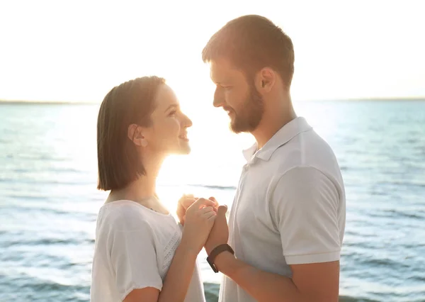 Feliz Pareja Encantadora Descansando Cerca Del Río — Foto de Stock