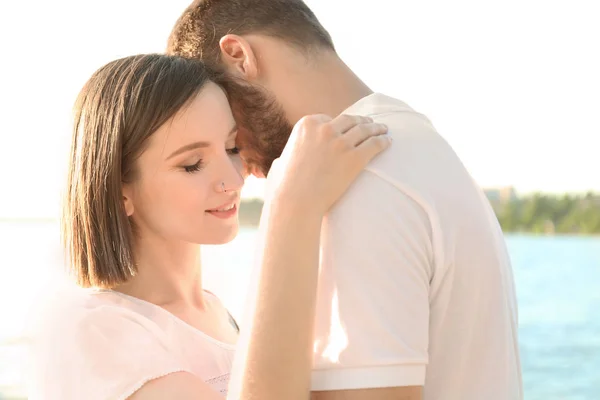 Feliz Pareja Encantadora Descansando Cerca Del Río Día Soleado —  Fotos de Stock