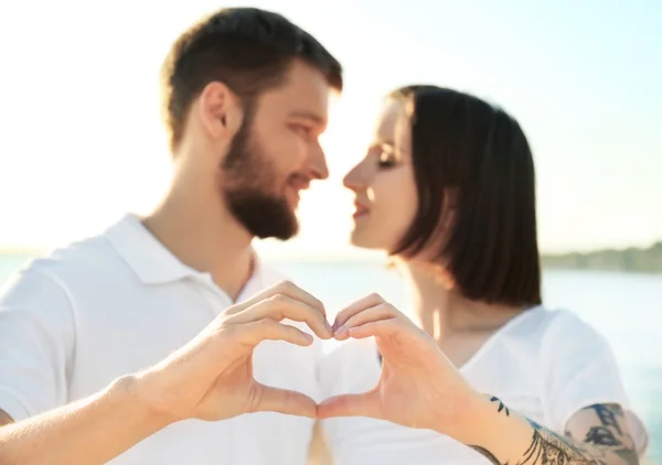 Feliz Pareja Encantadora Haciendo Corazón Con Sus Manos Cerca Del — Foto de Stock