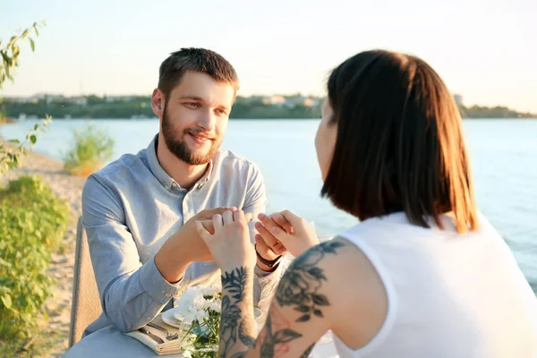 Feliz Pareja Encantadora Fecha Cerca Del Río —  Fotos de Stock