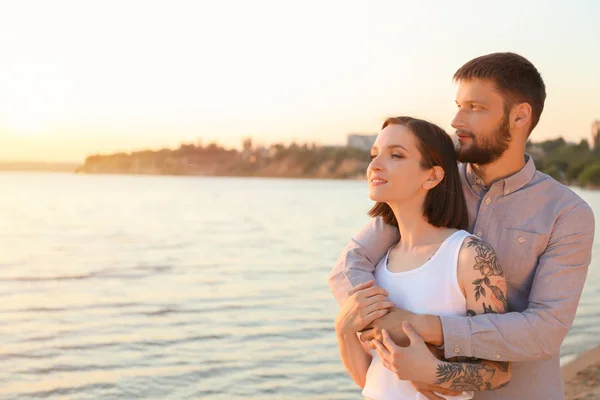 Feliz Pareja Encantadora Descansando Cerca Del Río Día Soleado — Foto de Stock