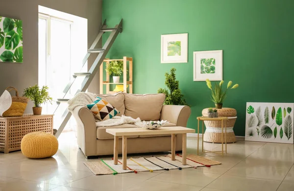 Interior Modern Ruang Tamu Dengan Sofa Nyaman Dan Meja Kayu — Stok Foto