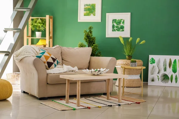 Interior Modern Ruang Tamu Dengan Sofa Nyaman Dan Meja Kayu — Stok Foto