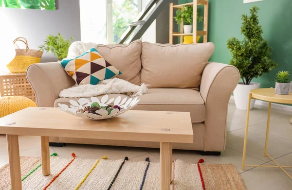 Interior Modern Ruang Tamu Dengan Sofa Nyaman Dan Meja Kayu — Stok Foto