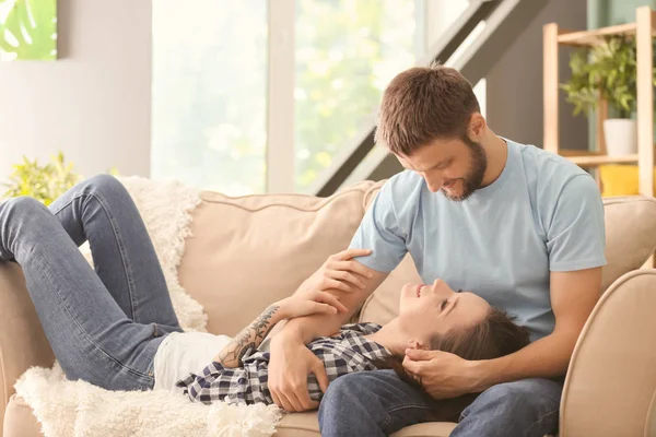 Evde istirahat mutlu güzel çift