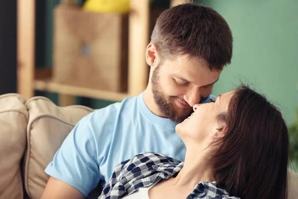 Glückliches Schönes Paar Das Sich Hause Ausruht — Stockfoto