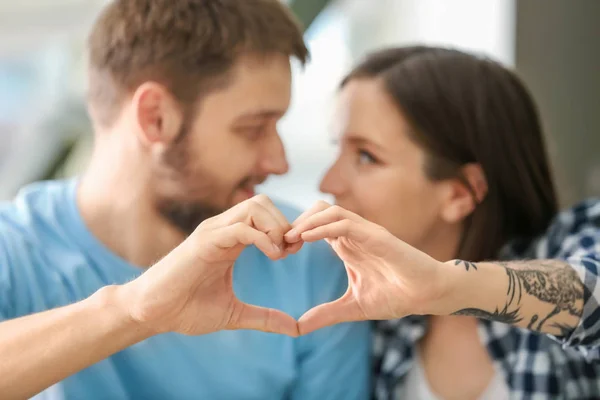 Heureux Couple Charmant Faisant Coeur Avec Leurs Mains Gros Plan — Photo