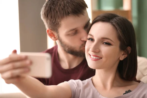 Feliz Pareja Encantadora Tomando Selfie Casa —  Fotos de Stock