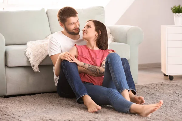 Feliz Casal Lindo Sentado Chão Casa — Fotografia de Stock