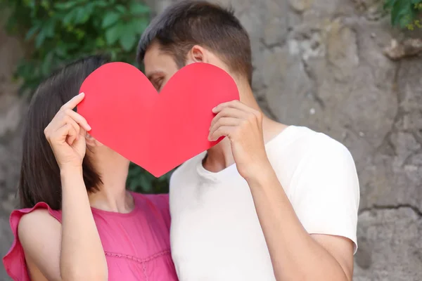 Yaz Günü Açık Havada Kağıt Kalp Ile Mutlu Güzel Çift — Stok fotoğraf