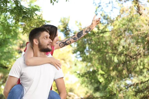 Feliz Pareja Encantadora Descansando Parque Día Soleado — Foto de Stock