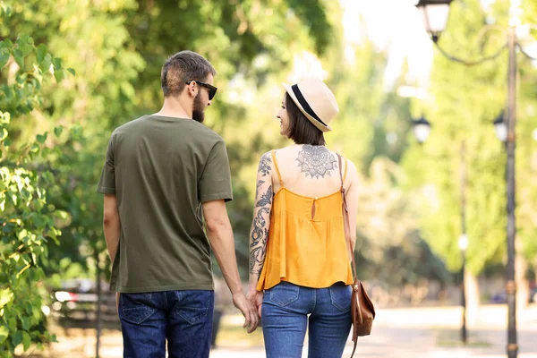 Güneşli Günde Park Yürüyordunuz Mutlu Güzel Çift — Stok fotoğraf