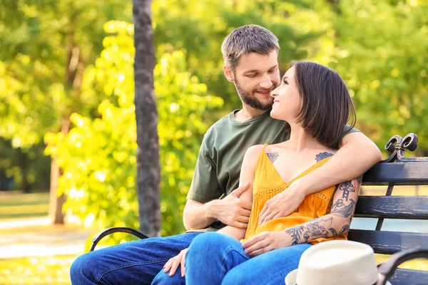 Joyeux Couple Reposant Dans Parc Jour Ensoleillé — Photo