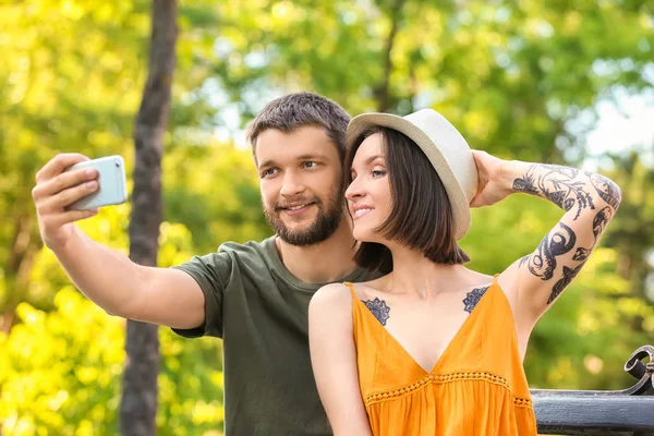 Mutlu Güzel Çift Alarak Selfie Park Güneşli — Stok fotoğraf